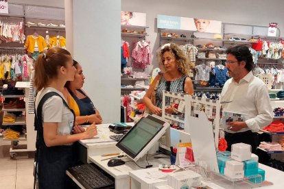 Isidre Gavín, en una visita a un comerç de Lleida.