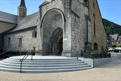 Les noves escales i la plataforma de l’accés principal a l’església de Sant Miquèu de Vielha.