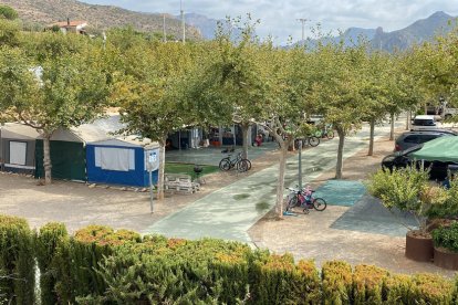 Vista d'un dels carrers del Càmping la Noguera, situat al nucli de Sant Llorenç de Montgai.