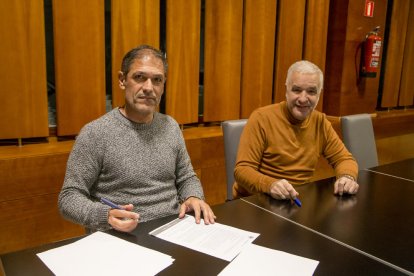 Toni Seligrat, en el moment de firmar el contracte al costat del president, Luis Pereira.