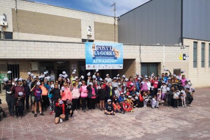 Foto de família de la caminada de la 2a edició del Posa't la Gorra a Agramunt