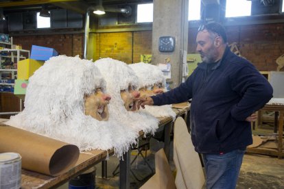 El creador de titelles lleidatà Joan Pena, al costat dels caps dels petits ietis que acompanyaran els Reis Mags.