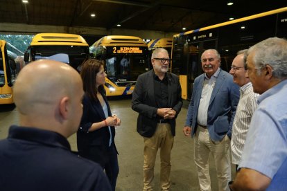 Fèlix Larrosa y Cristina Morón, ayer en las cocheras de los autobuses con responsables de la empresa. 