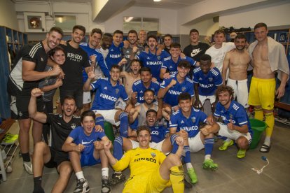 La plantilla del Lleida festeja en el vestuario la victoria sobre el Prat en el último partido de Liga en casa en mayo pasado.