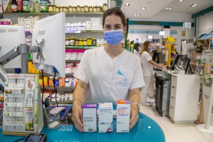 Tres envases de diferentes marcas de jarabes antibióticos en una farmacia leridana.