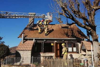 El fuego en una casa en Portell, en Sant Ramon, causó ayer al mediodía una gran humareda. 