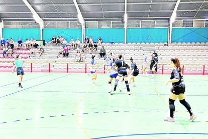 Una acció del partit d’ahir del Lleida Handbol a Gavà.