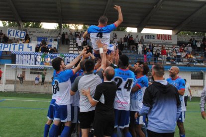 Los jugadores mantearon a ‘Kiko’ Tàpies tras su último partido y justo después de que dedicara un sentido discurso de despedida a la afición.