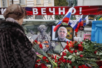 Una dona davant un memorial al cap del Grup Wagner a Moscou.