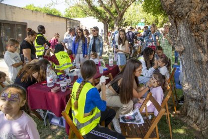 Público familiar. Talleres de maquillaje y La Pera Llimonera, ayer en los Jardins 1r. de Maig.