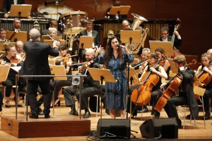 Actuación en Lleida de Silvia Pérez Cruz y la Orquestra del Liceu.