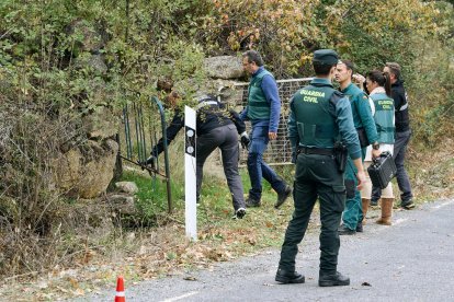 Efectivos de la Guardia Civil en Ávila realizan un registro en la finca en la que fueron hallados restos de Juana Canal, en el municipio abulense de Navalacruz, este miércoles. .