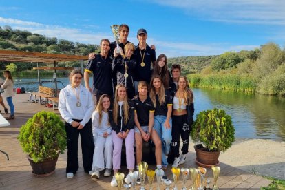 Els esquiadors del club lleidatà, amb els trofeus i medalles.