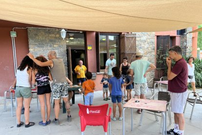 Algunas familias que están de colonias en Rialp.