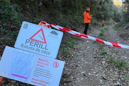 Un senyal alerta de perill per una batuda de caça