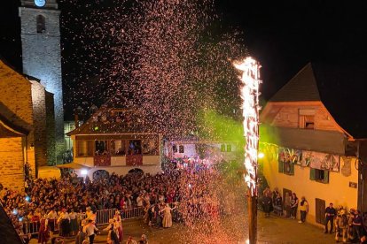 Un moment del tradicional Haro de Les ahir a la nit en aquesta localitat aranesa.