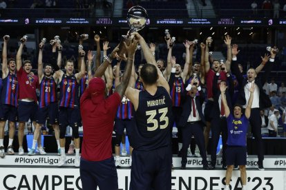 Mirotic levanta la Copa, ante la celebración de sus compañeros, ayer en Madrid.