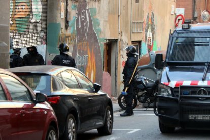 Mossos d’esquadra desallotgen un habitatge okupat a Barcelona.