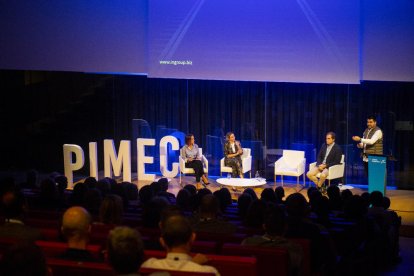 Empresarios de Lleida contando ayer sus experiencias en el acto organizado por Pimec en la Llotja.