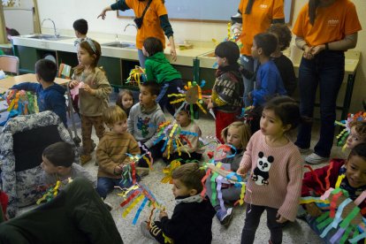 Pequeños que participan en las actividades de la escuela Joan XXIII. 