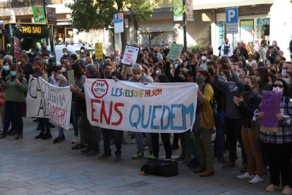 Diversos interins aguantant una pancarta per demanar la regularització dels treballadors temporals a funcionaris en una concentració  a Barcelona.