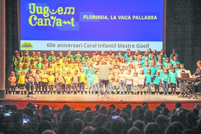 El Teatre Ateneu de Tàrrega acogió ayer el 49 encuentro Juguem Cantant de les Terres de Ponent.