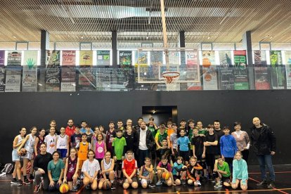 Foto de família dels participants als campus del Balàfia Vòlei i el Força Lleida.