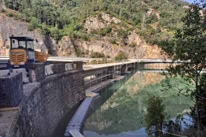 La base flotante debajo del puente que esta siendo reformado. 