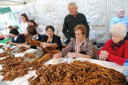 L’elaboració dels caliquenyos, en ple nucli antic de Fondarella.