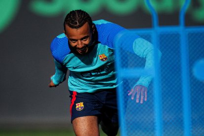 El francès Jules Koundé, durant l’entrenament d’ahir.