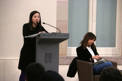 La periodista Sara González, durante el acto 'Ciberassetjament a les dones periodistes: una forma de violència creixent',  al lado de Cristina Puig