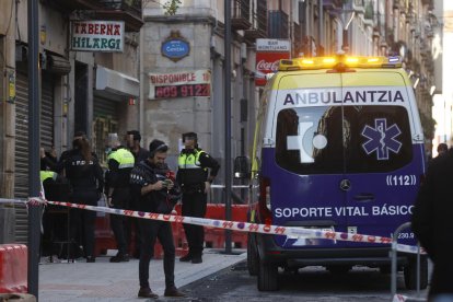 Ertzaintza i Policia Municipal inspeccionen el bar del crim.