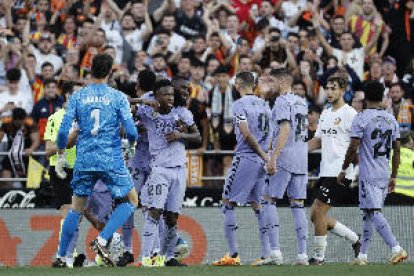 El delantero brasileño del Real Madrid Vinícius Júnior reacciona tras ser insultado durante el encuentro ante el Valencia.