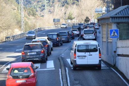 Vehicles parats a la frontera hispanoandorrana.