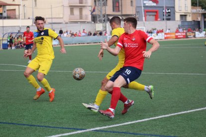 Alejandro, del Balaguer, intenta robarle un balón a un rival.