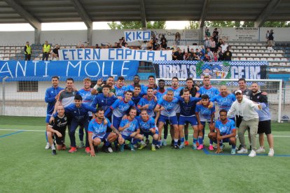 La plantilla del Mollerussa posa tras el partido ante la afición, en medio de la alegría colectiva por el ascenso logrado la semana pasada.