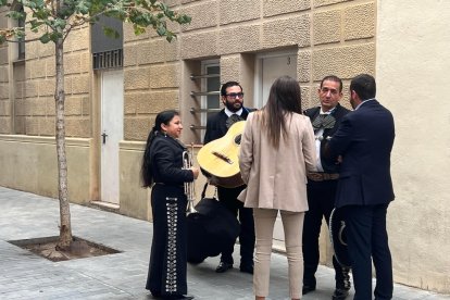 Uns mariachis arriben a la seu de Junts, on l'executiva està reunida per decidir si surt del Govern