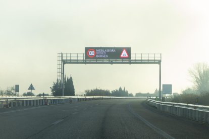 La niebla en la AP-2 obligó a rebajar ayer el límite de velocidad.