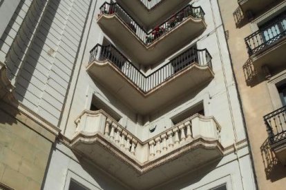 El exterior de un edificio en Lleida, afeado por los cables.