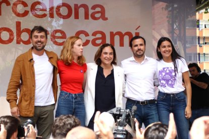 Colau, en el centro, durante el acto de campaña de ayer. 