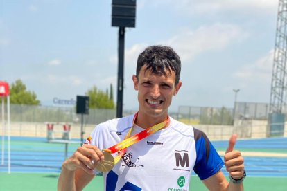 Xavi Badia, del Xafatolls, con su medalla de campeón de España.