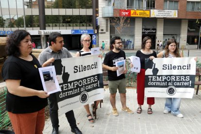 Miembros de la plataforma Fruita amb Justícia Social con pancartas ante la delegación del Govern en Lleida