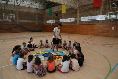 Alumnes de Maristes durant l’hora lúdica de la tarda.