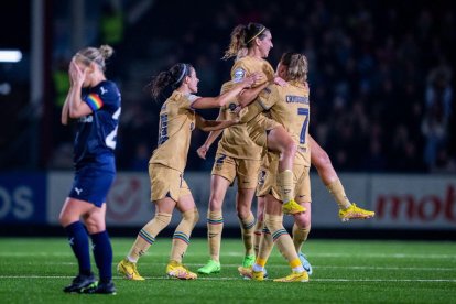 Mariona Caldentey és felicitada per les companyes després de marcar un gol des de mig camp.