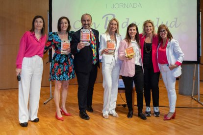 Conferenciants de la I Jornada 'Con B de Salud' amb les hamburgueses Amara.