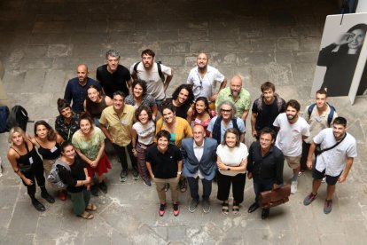 Fotografía de familia con responsables y algunos artistas de la 43.ª edición de FiraTàrrega en el acto de presentación este miércoles.