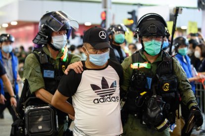 Imatge de detencions d’activistes a Hong Kong.