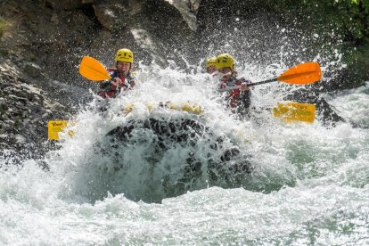 Una barca de ràfting a les aigües del riu Noguera Pallaresa.