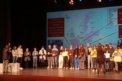 Alumnes d’instituts lleidatans van participar ahir en un acte de memòria al Teatre de l’Escorxador.