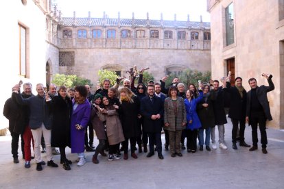 El president Pere Aragonès i la consellera de Cultura, Natàlia Garriga, amb alguns dels Premis Gaudí, ahir al Palau de la Generalitat.